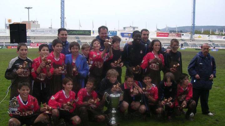 Isco, el niño de la derecha que está en cuclillas.