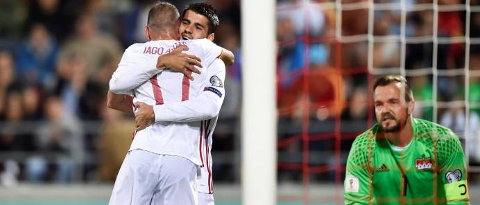 Morata y Aspas celebran uno de los goles de España.