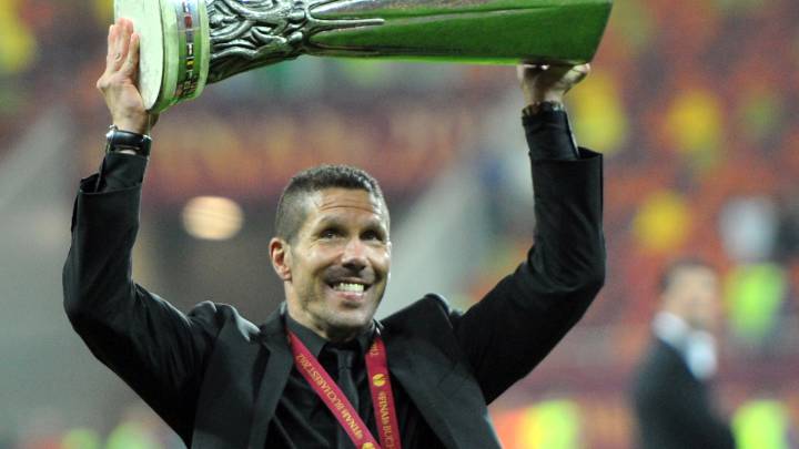 Simeone levanta el trofeo de la Europa League conquistada en 2012.