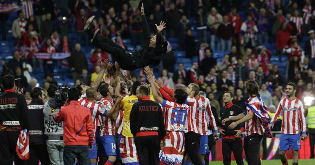 Simeone celebra el título de Copa en el Santiago Bernabéu.
