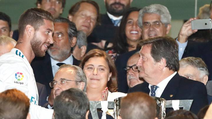 Juan Luis Larrea entrega a Ramos el trofeo de campeón de Liga 2016-2017 en el palco del Santiago Bernabéu.