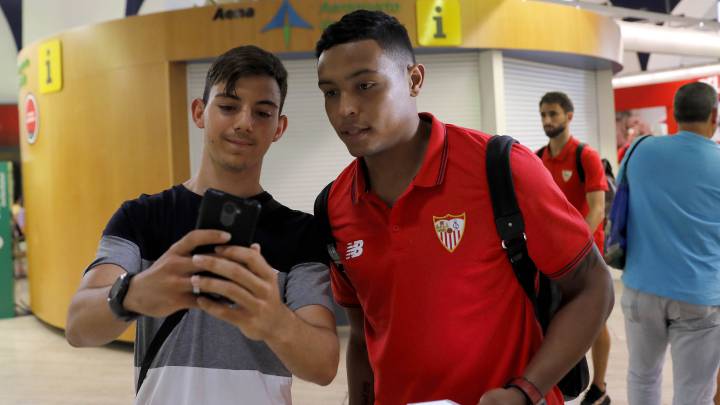 El delantero colombiano del Sevilla Luis Muriel desafió al Real Madrid y reveló que su próximo gol lo celebrará imitando que toca un acordeón, su pasión.
