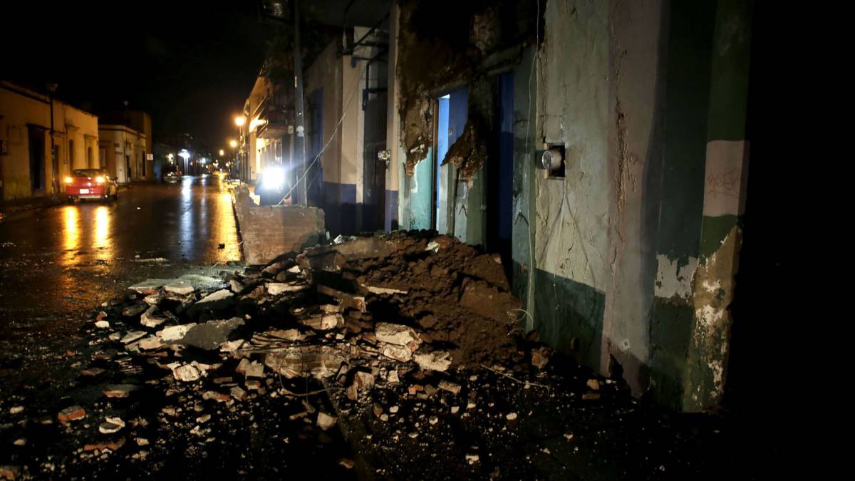 Vista general de daños hoy en la ciudad de Oaxaca (México) tras un fuerte sismo de magnitud ocho en la escala abierta de Richter sacudió hoy violentamente a México, con origen a 137 kilómetros al suroeste de Tonalá, en el suroriental estado de Chiapas, informó el Servicio Sismológico Nacional (SSN).Hasta ahora no hay reportes de daños o víctimas, pero la sacudida provocó cortes de energía en la capital, donde se escuchó la alerta sísmica, y de inmediato comenzaron a escucharse ambulancias.