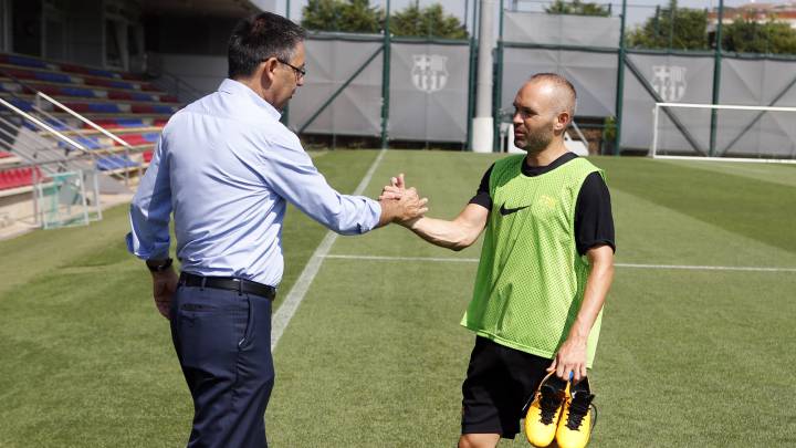 Robert Fernández: "Iniesta is staying with Barcelona"