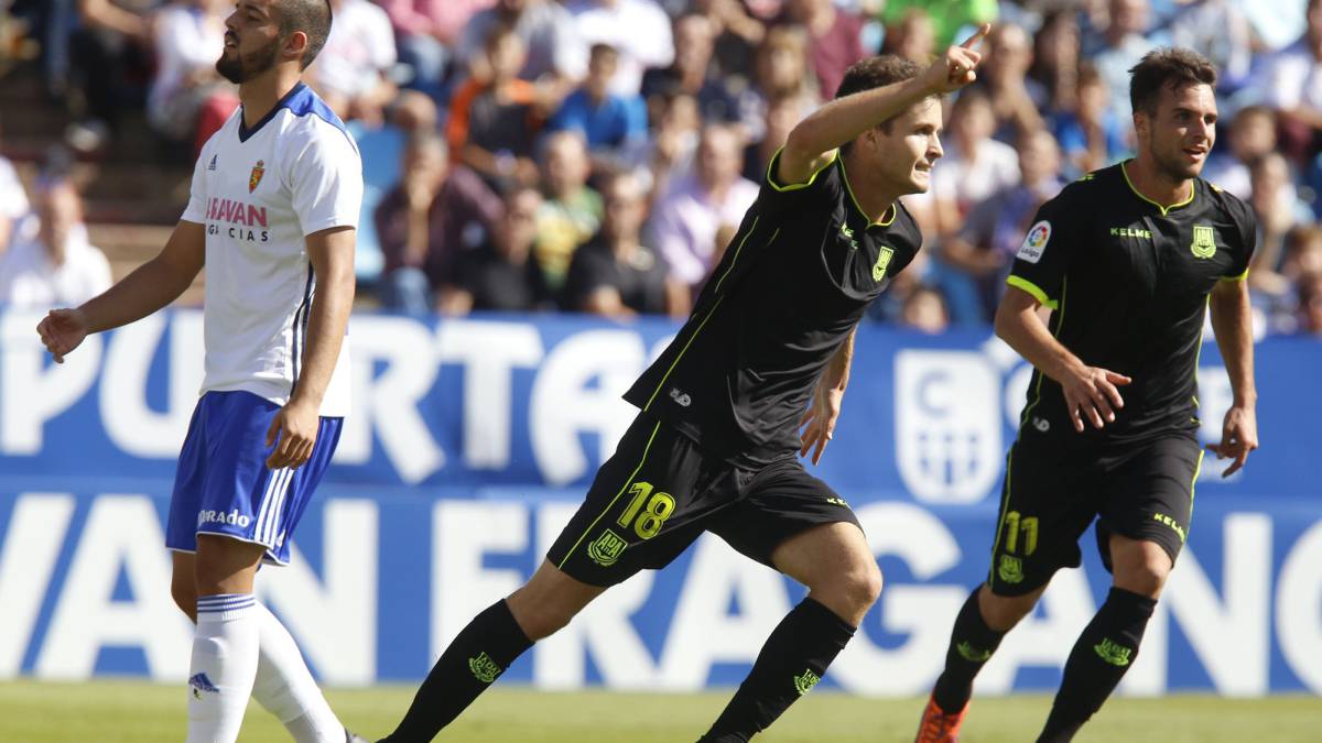 Álvaro Peña celebra el gol en La Romareda.