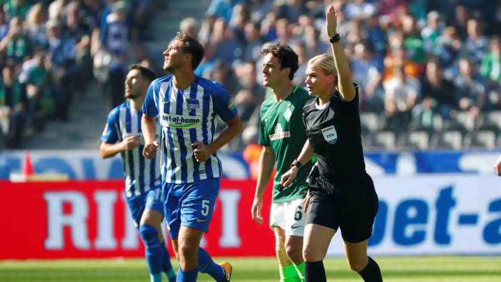 Bibiana Steinhaus, primera árbitra en pitar en la Bundesliga.