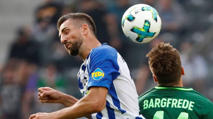 Los jugadores del Hertha y del Bremen disputando un balón aéreo en partido de la liga alemana.