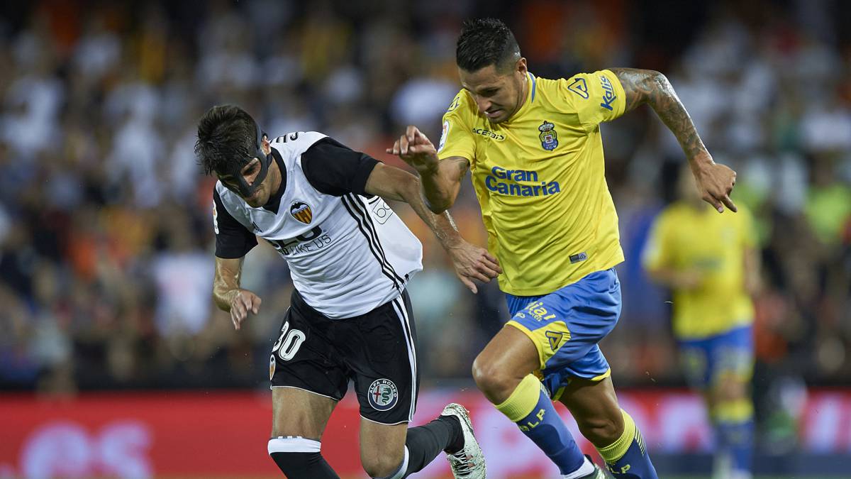 Vitolo, ante el Valencia.