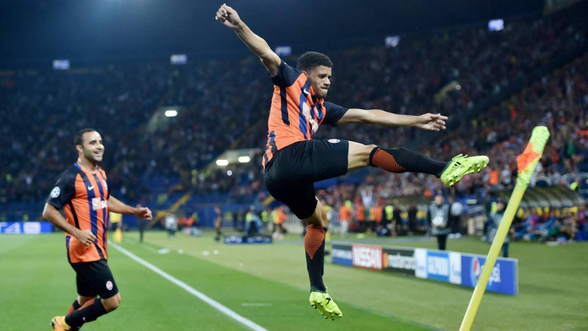 Taison celebra el gol
