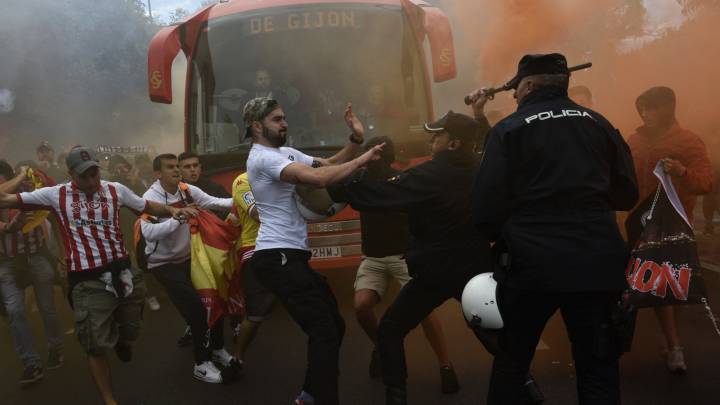 La Policía intentando lidiar con los ultras del Sporting de Gijón.