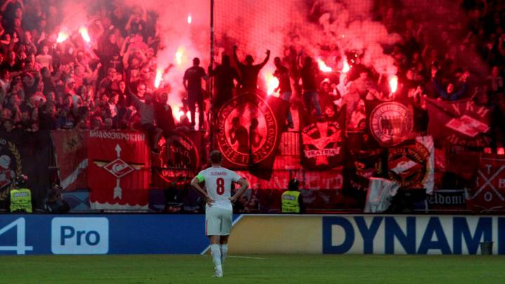 Aficionados del CSKA de Moscú durante el encuentro de Champions en el que su equipo empató con el Maribor.