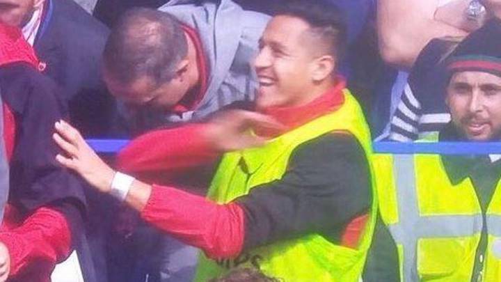 El delantero del Arsenal, Alexis Sánchez, riendo a carcajadas tras el error garrafal de Lacazette.