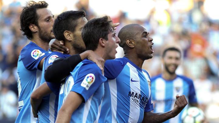Los jugadores del Málaga celebran un gol.