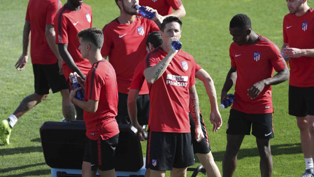 Los jugadores del Atlético durante el entrenamiento.