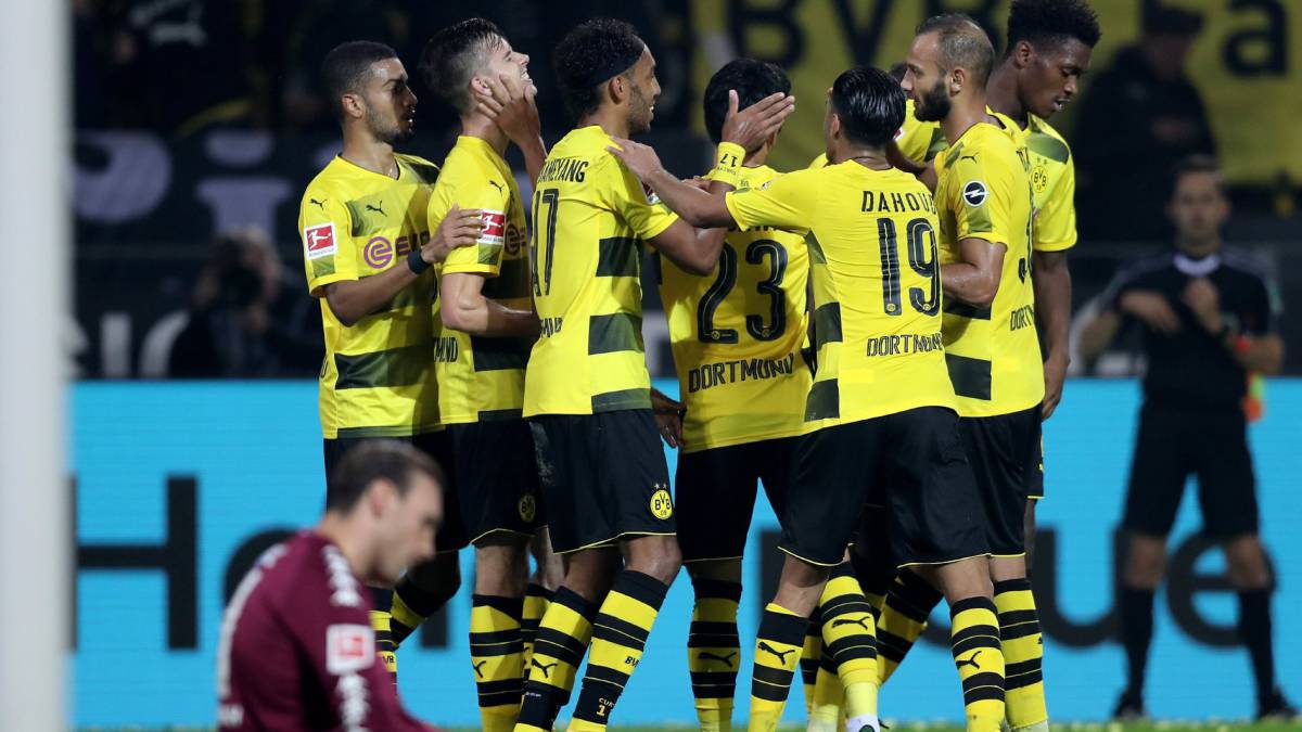 El Borussia Dortmund celebra uno de los goles que le hizo al Monchengladbach en la Bundesliga.