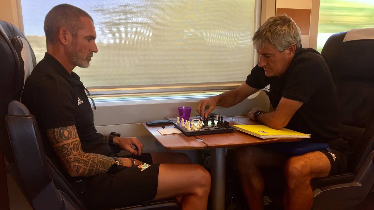 El preparador de porteros del Betis, Jon Pascua, cambia sus botas viejas en el partido por una pancarta en la que se pueda leer "Love is in the air".