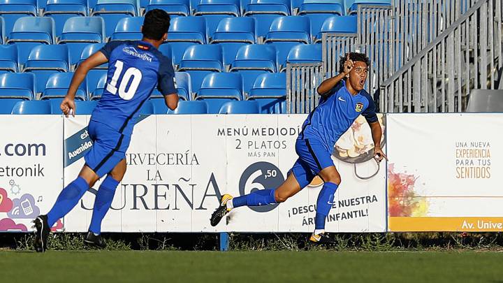Matheus y Luis Milla celebran un gol de este último al Deportivo Fabril en Segunda B esta temporada.