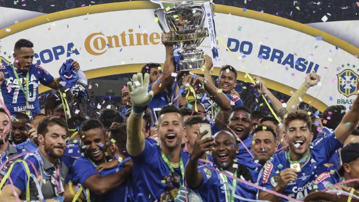 Jugadores de Cruzeiro celebran con el trofeo de campeón tras vencer a Flamengo en el partido final de la Copa de Brasil.