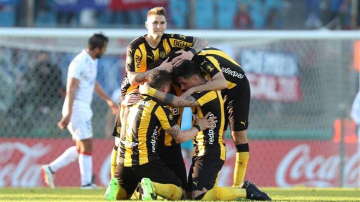 Los jugadores del Peñarol festejando.