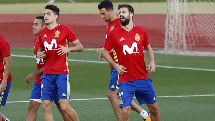 Piqué tuitea sobre el 1-O en la concentración de la Selección
