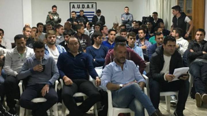 Árbitros uruguayos levantan la huelga y vuelve el fútbol
