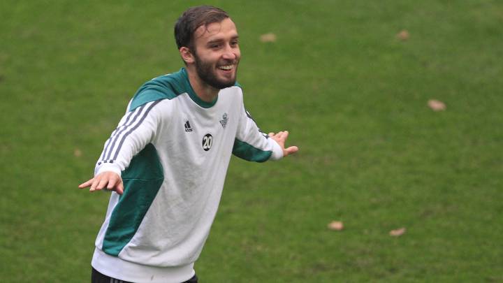 Germán Pezzella, central del Betis en la Fiorentina, hubo de enseñar el DNI al no ser reconocido por seguridad de la AFA para entrenarse con Argentina.