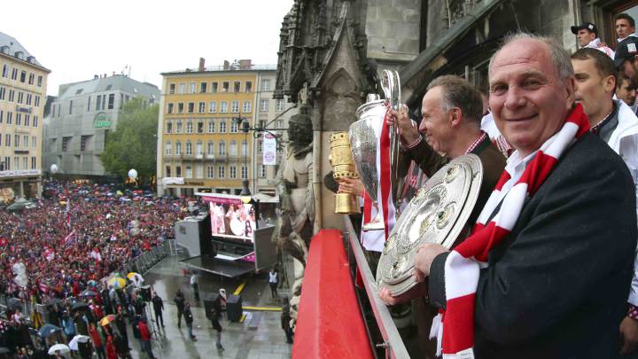 Uli Hoeness y Karl-Heinz Rummenigge, en el balcón del Ayuntamiento de Múnich durante la celebración del triplete del Bayern en 2013.