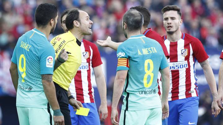 Mateu Lahoz, en un Atlético de Madrid-Barcelona de la temporada 2016-2017 disputado en el Vicente Calderón.