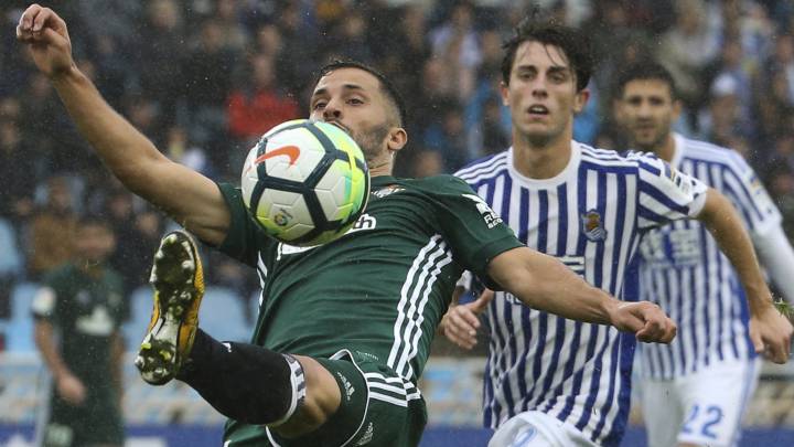 El defensa danés del Betis Riza Durmisi (i) disputa un balón con el jugador de la Real Sociedad Álvaro Odriozola (d) durante el partido correspondiente a la séptima jornada de LaLiga Santander disputado hoy en el estadio de Anoeta.