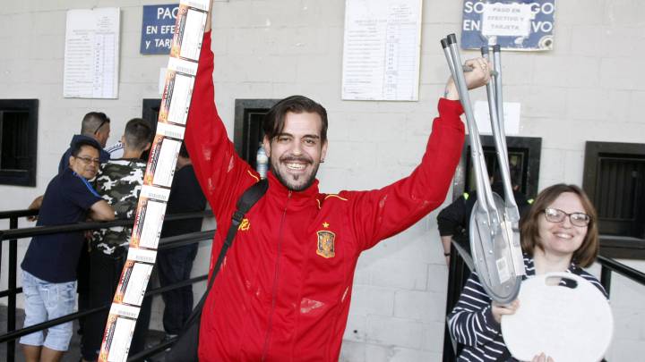 Un aficionado con entradas para el partido de España.