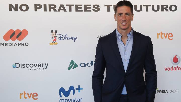 El futbolista Fernando Torres presenta la campaña "No piratees tu futuro", con la que quiere sensibilizar sobre la importancia de no consumir de manera ilegal contenidos culturales o deportivos a través de Internet.