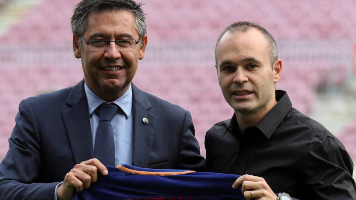 Andres Iniesta y Bartomeu en el acto de renovación del jugador por el Barcelona.