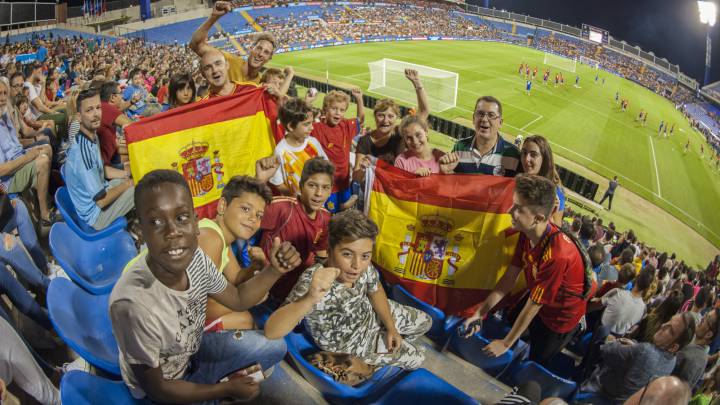 PANORAMICA DEL RICO PEREZ CON SEGUIDORES DE ESPAÑA