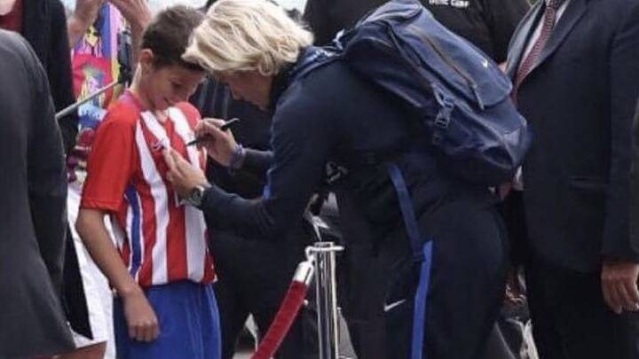 Griezmann coincidió en Bulgaria con un 'mini-Grizi' del Atlético