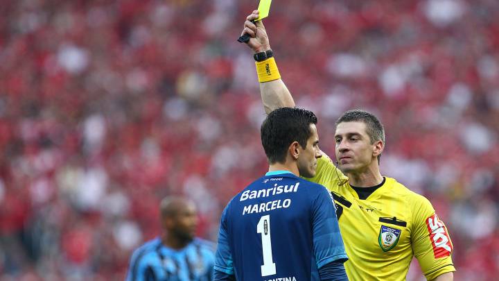 El árbitro brasileño Anderson Daronco, que dirigirá el Ecuador-Argentina en las eliminatorias.