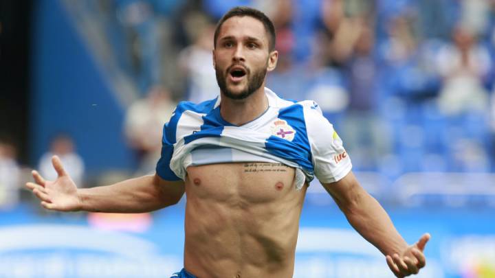 El delantero rumano del Deportivo Florin Andone celebra su gol marcado ante el Getafe, el segundo del conjunto blanquiazul, durante el partido correspondiente a la séptima jornada de LaLiga Santander disputado hoy en el estadio de Riazor.