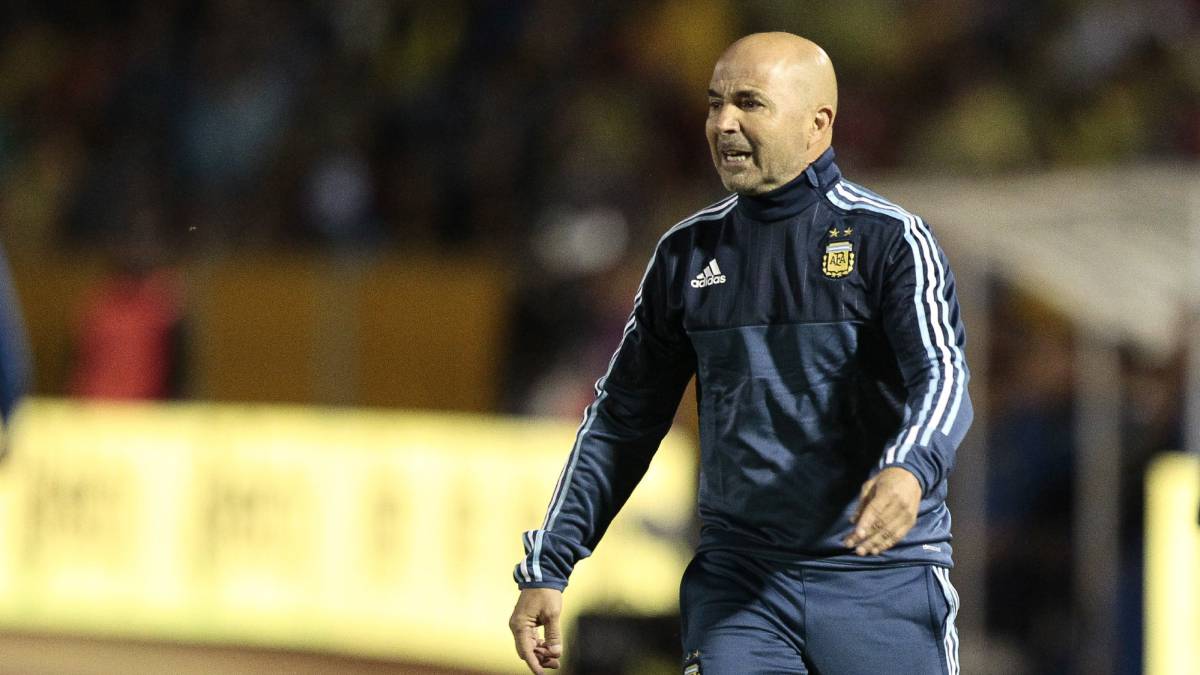 El entrenador de la selección argentina, Jorge Sampaoli, reacciona hoy, martes 10 de octubre de 2017, durante un partido correspondiente a la última fecha de las eliminatorias de la Conmebol al Mundial de Rusia 2018 disputado entre Ecuador y Argentina en el estadio Atahualpa de la ciudad de Quito (Ecuador).