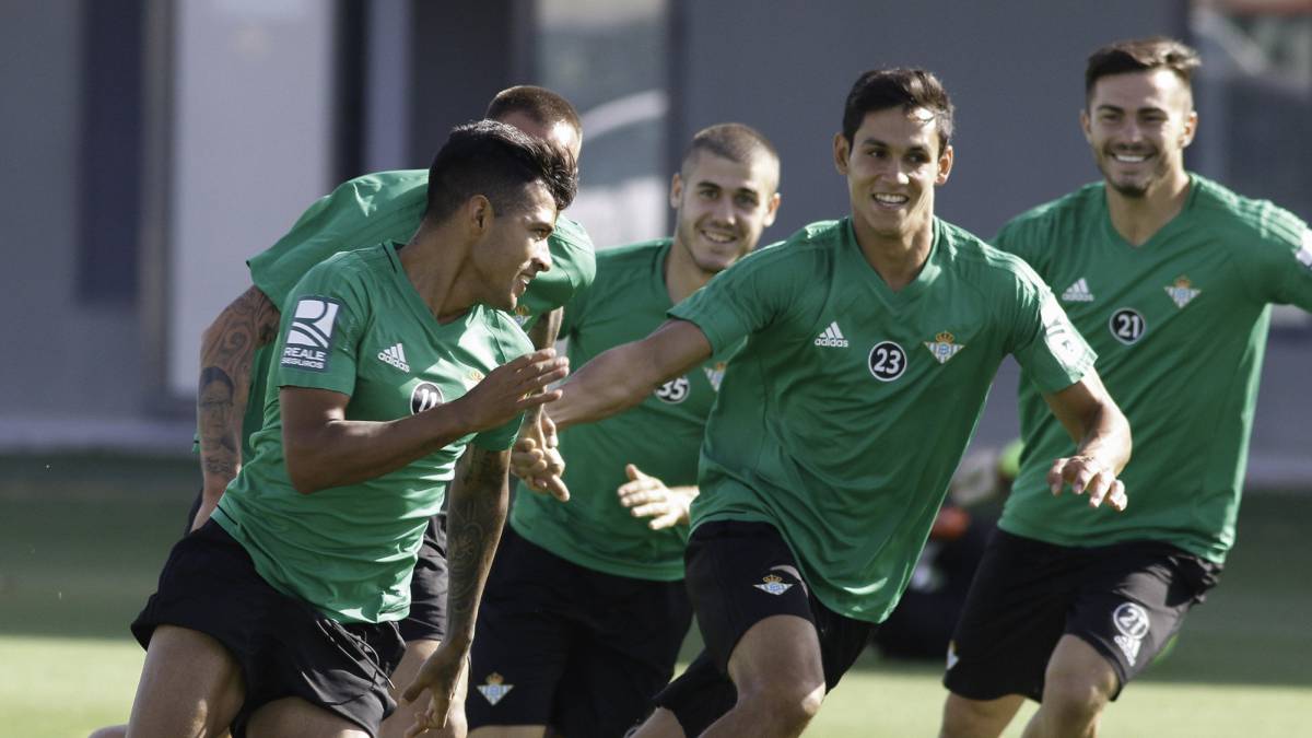 El central argelino del Betis Aissa Mandi pasó de transferible a titular con Setién. Se inspira en Stephen Curry: "El trabajo es la manera de ser el mejor".