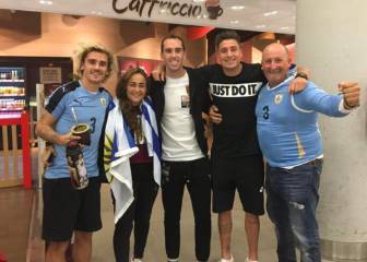Griezmann recibió a Giménez y Godín con la camiseta uruguaya