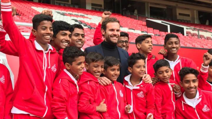 Juan Mata en Old Trafford con un grupo de niños de los suburbios de Bombay.