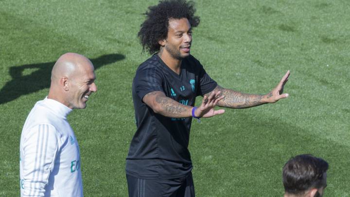 MArcelo y Theo alivian a Zinedine Zidane.