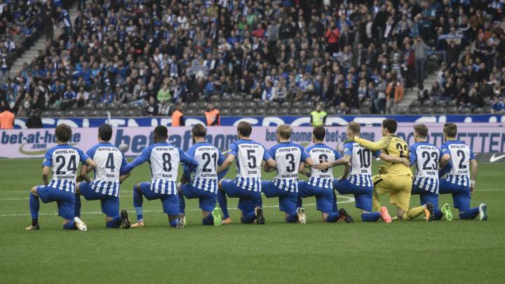El Hertha Berlín se arrodilla por una campaña contra el racismo.