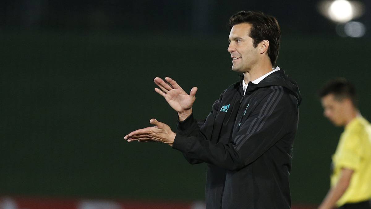 Solari aplaude durante el partido del Castilla contra la Gimnástica Segoviana.