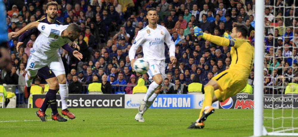 Benzema no pudo batir a Lloris con este cabezazo.