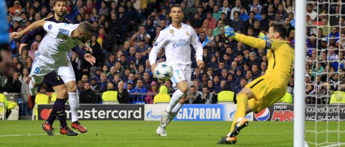 Benzema no pudo batir a Lloris con este cabezazo.