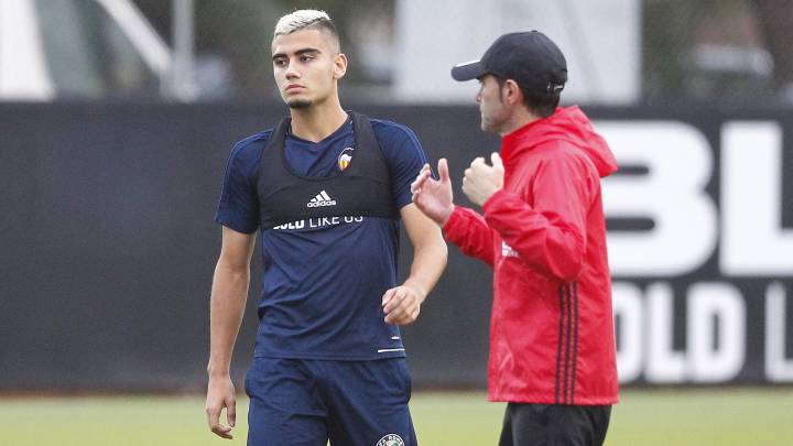 Pereira, jugador del Valencia, junto a Marcelino.