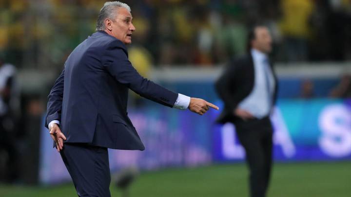 El director técnico de la selección brasileña Tite (i) da instrucciones a sus jugadores hoy, martes 10 de octubre de 2017, durante el partido entre Brasil y Chile por las eliminatorias de la Conmebol al Mundial de Rusia 2018, que se disputa en el estadio Allianz Parque de Sao Paulo (Brasil).