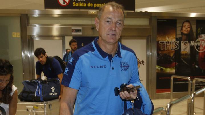 El italiano Gianni De Biasi, tras aterrizar ayer en el aeropuerto de San Pablo.