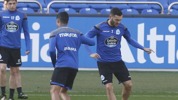 Lucas Pérez en un entrenamiento del Depor en Riazor tocando balón