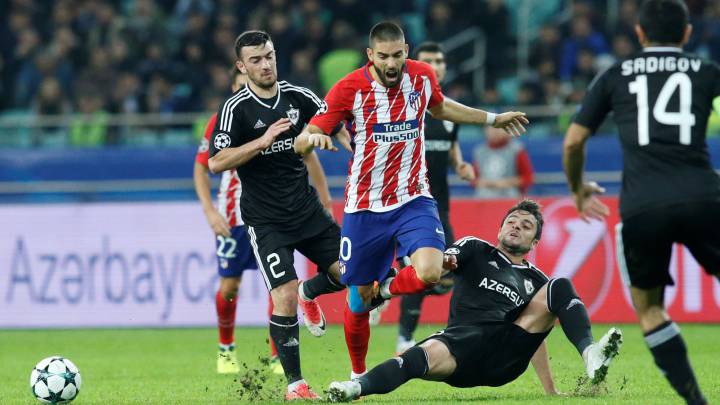 Carrasco conduce una pelota en el Qarabag-Atlético de Champions.